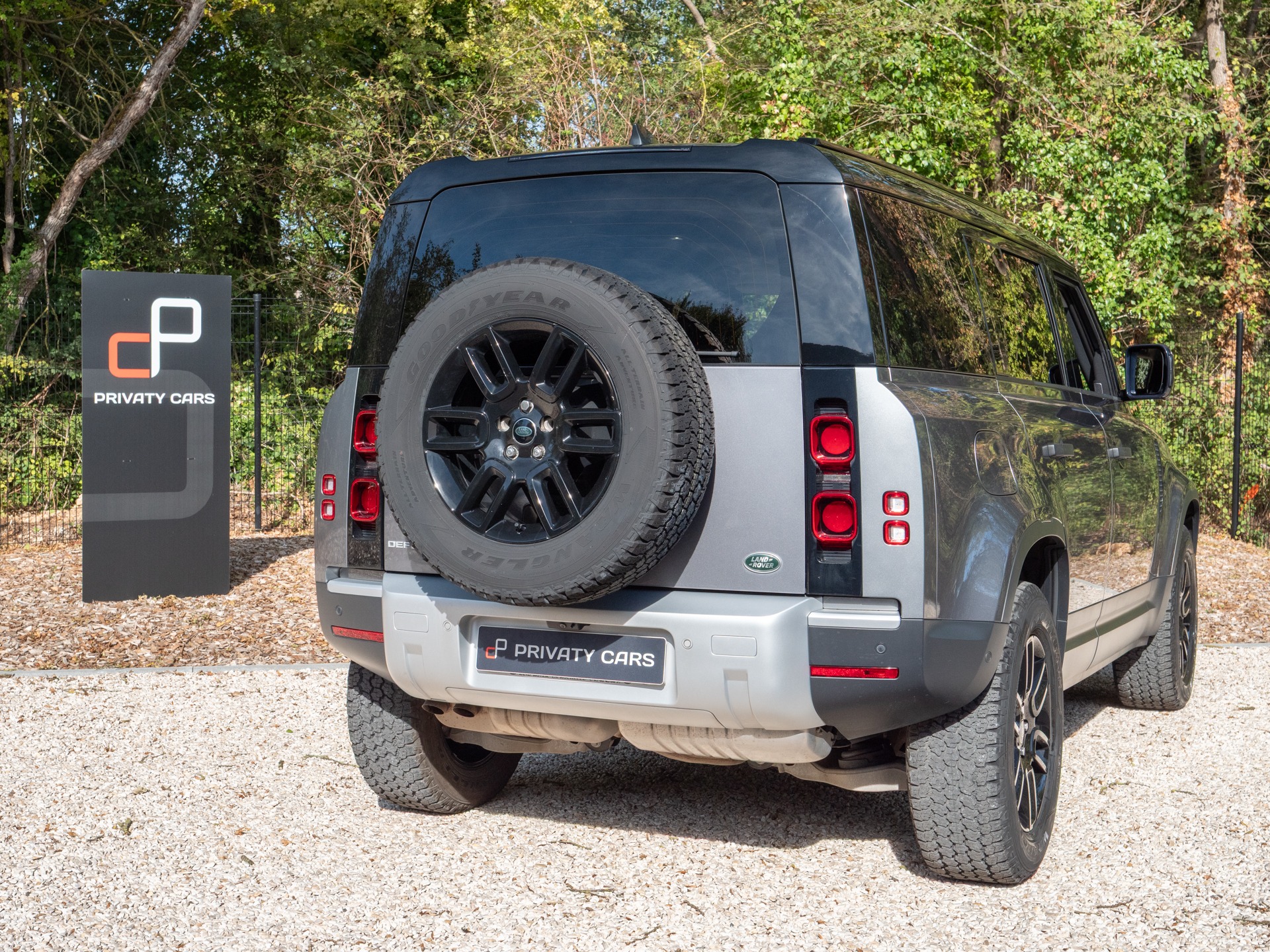 Carrosserie – LAND ROVER – Defender 110 D250 – 2023 – Eiger Grey – 42 900 km – 250 ch – 6 cylindres en ligne  – Transmission : Automatique – Origine France – Privaty Cars – Négoce de véhicules GT et sportives d’exception en Charente-Maritime