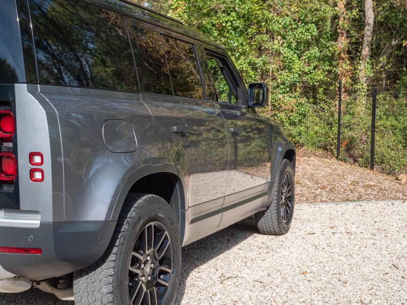 Carrosserie – LAND ROVER – Defender 110 D250 – 2023 – Eiger Grey – 42 900 km – 250 ch – 6 cylindres en ligne  – Transmission : Automatique – Origine France – Privaty Cars – Importation de véhicules de prestige et sportifs proche de Nantes