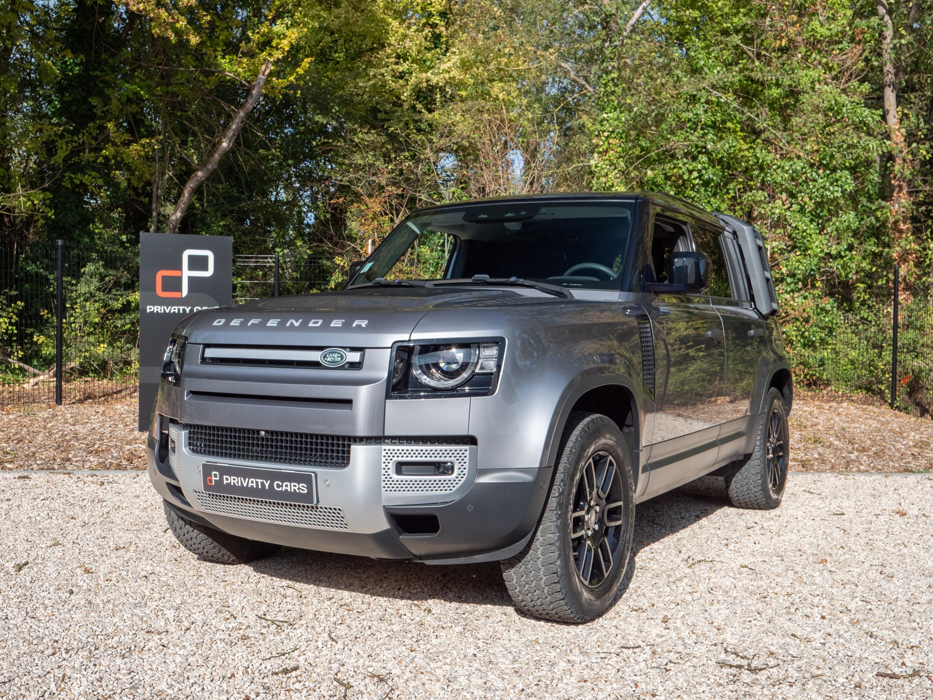 Carrosserie – LAND ROVER – Defender 110 D250 – 2023 – Eiger Grey – 42 900 km – 250 ch – 6 cylindres en ligne  – Transmission : Automatique – Origine France – Privaty Cars – Vente de voitures de prestige d’occasion en Charente-Maritime