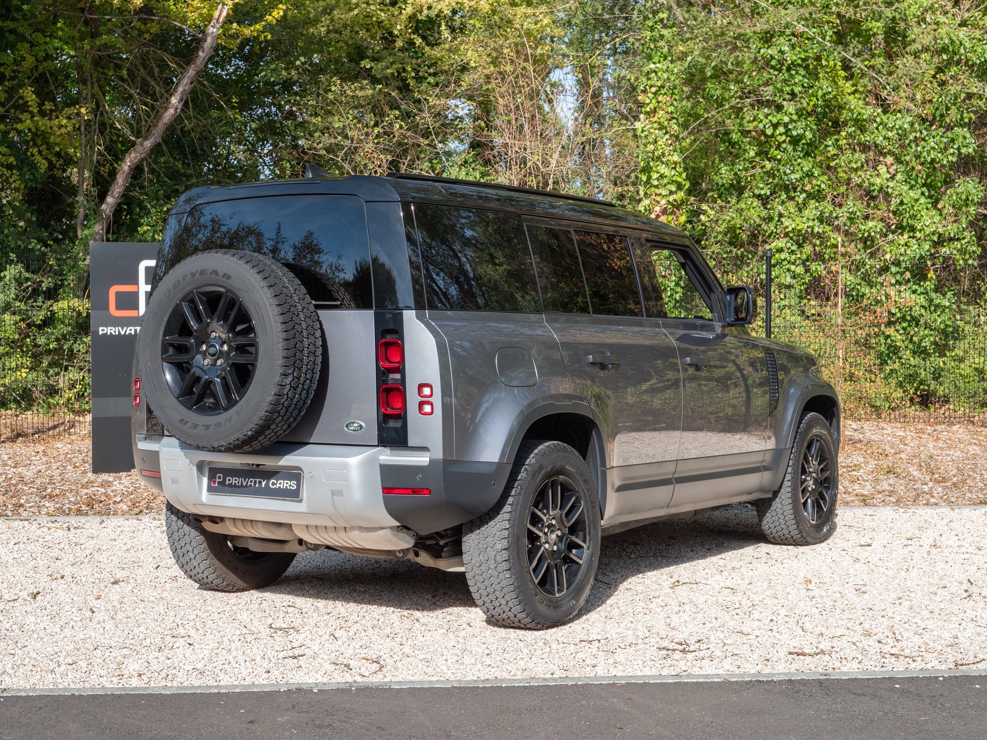 Extérieur – LAND ROVER – Defender 110 D250 – 2023 – Eiger Grey – 42 900 km – 250 ch – 6 cylindres en ligne  – Transmission : Automatique – Origine France – Privaty Cars – Reprise cash de voitures de luxe sans obligation d’achat près de Poitiers
