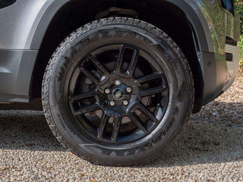 Jantes – LAND ROVER – Defender 110 D250 – 2023 – Eiger Grey – 42 900 km – 250 ch – 6 cylindres en ligne  – Transmission : Automatique – Origine France – Privaty Cars – Expert des modèles LAND ROVER proche de Bordeaux