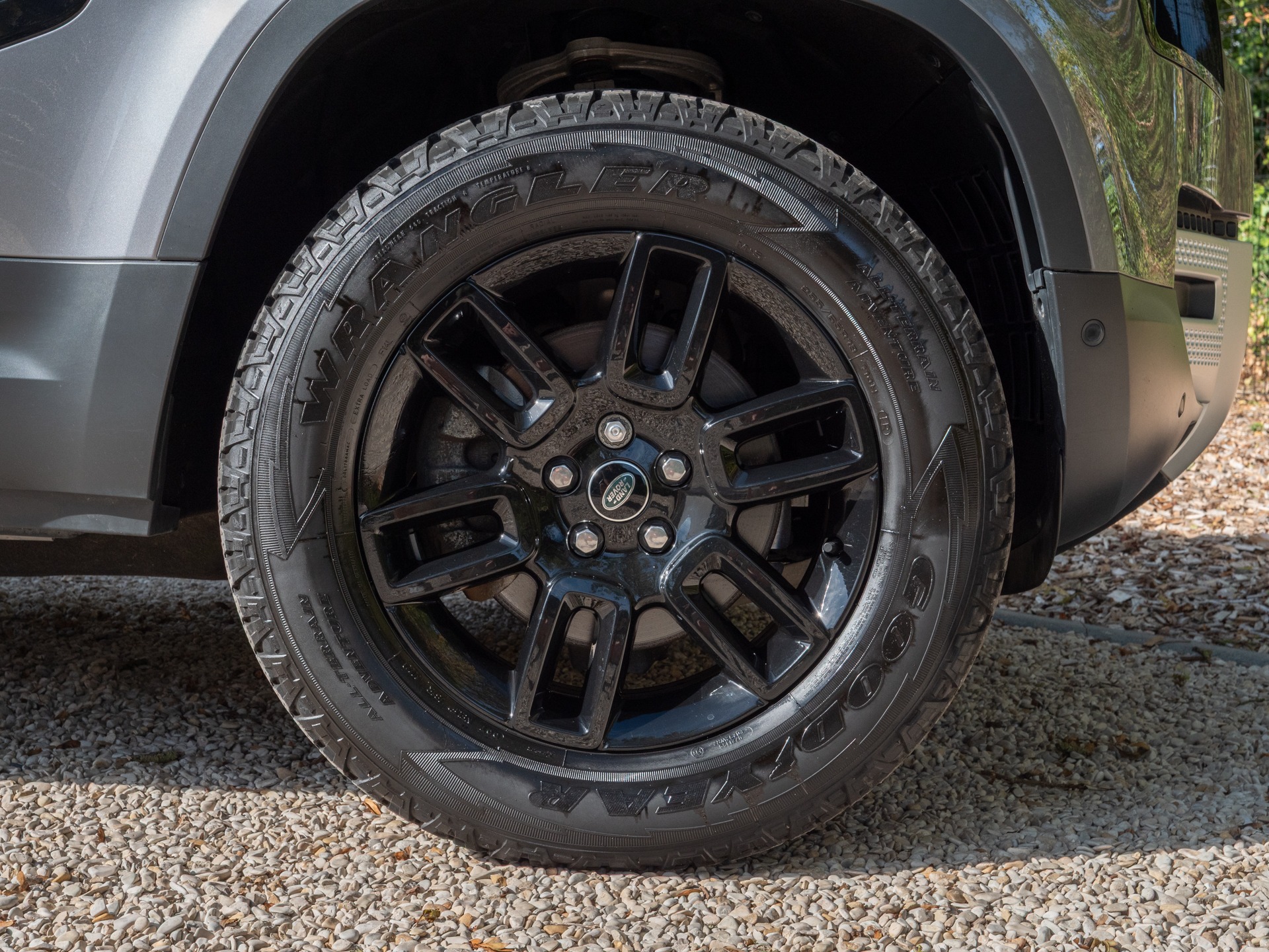 Jantes – LAND ROVER – Defender 110 D250 – 2023 – Eiger Grey – 42 900 km – 250 ch – 6 cylindres en ligne  – Transmission : Automatique – Origine France – Privaty Cars – Expert des modèles LAND ROVER proche de Bordeaux