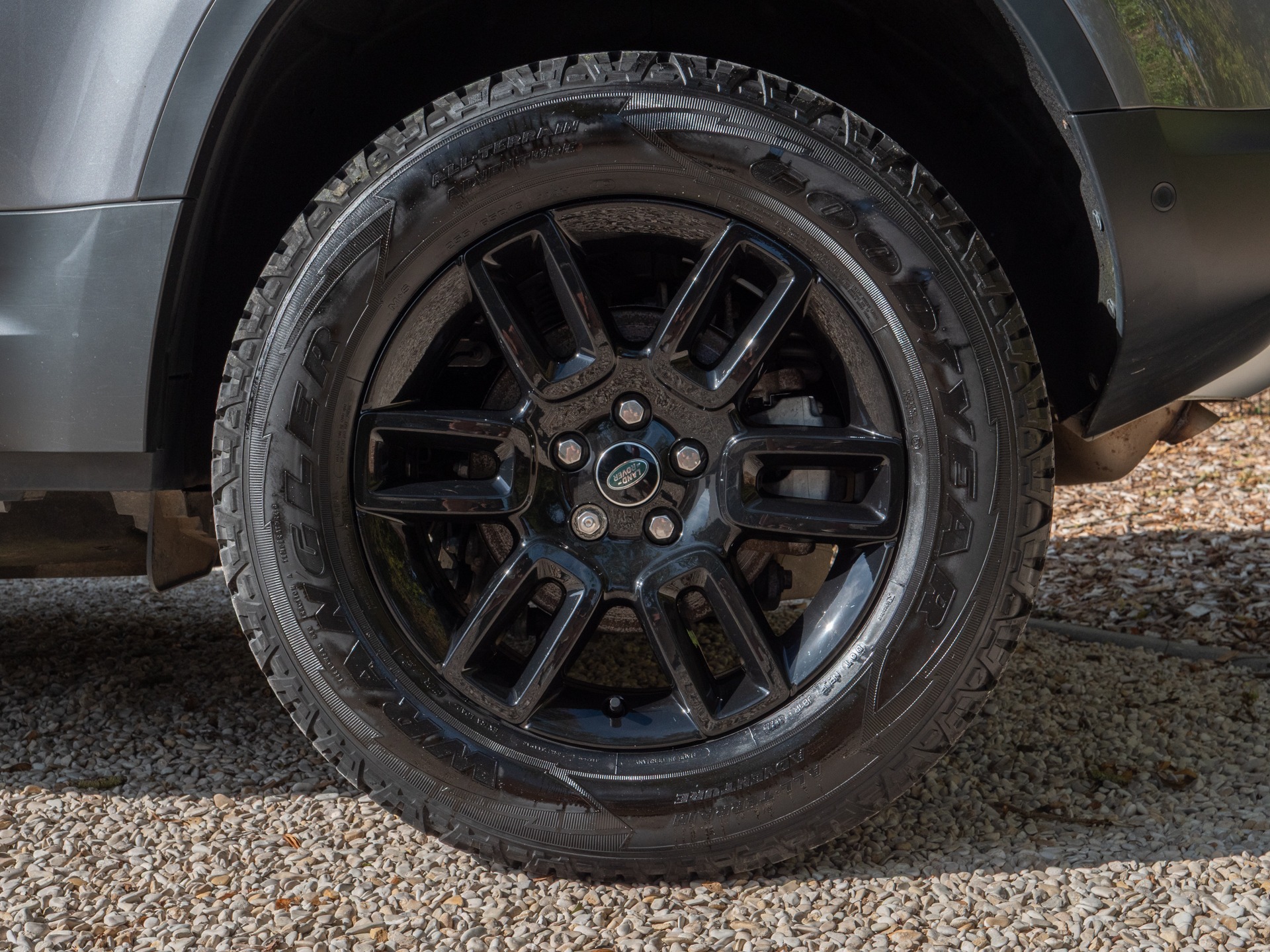 Jantes – LAND ROVER – Defender 110 D250 – 2023 – Eiger Grey – 42 900 km – 250 ch – 6 cylindres en ligne  – Transmission : Automatique – Origine France – Privaty Cars – Dépôt-vente sécurisé de véhicules de prestige proche de Bordeaux