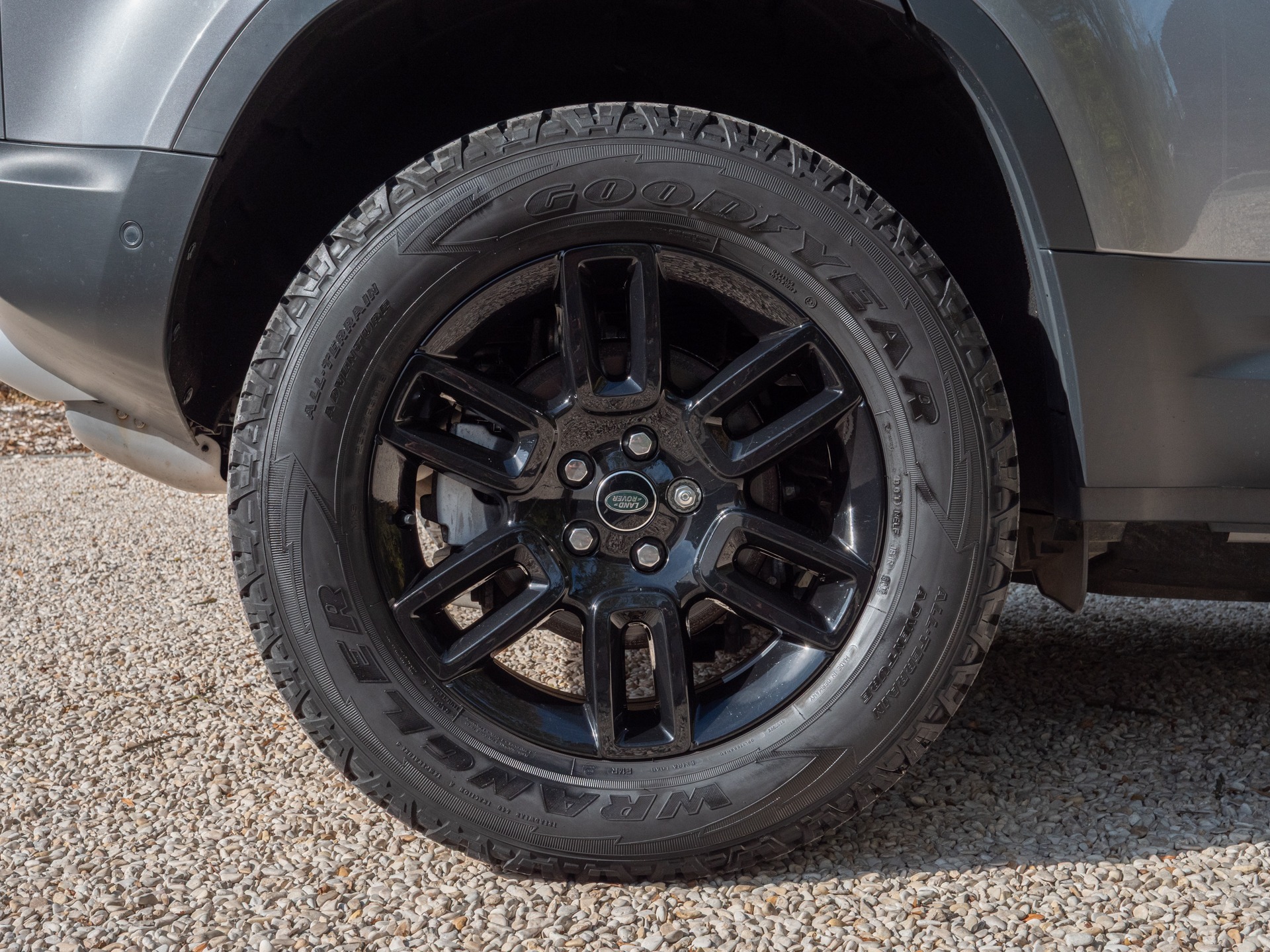 Jantes – LAND ROVER – Defender 110 D250 – 2023 – Eiger Grey – 42 900 km – 250 ch – 6 cylindres en ligne  – Transmission : Automatique – Origine France – Privaty Cars – Rachat express de supercars et hypercars dans l’Ouest de la France