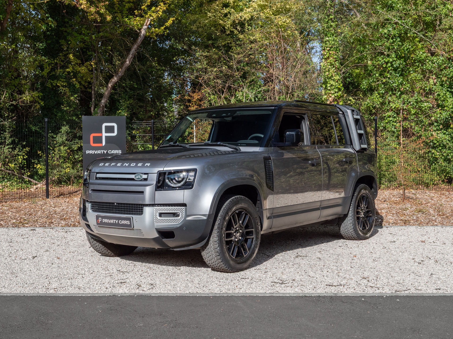 À vendre – LAND ROVER – Defender 110 D250 – 2023 – Eiger Grey – 42 900 km – 250 ch – 6 cylindres en ligne  – Transmission : Automatique – Photo principale – Origine France – Privaty Cars – Négoce de véhicules GT et sportives d’exception en Charente-Maritime