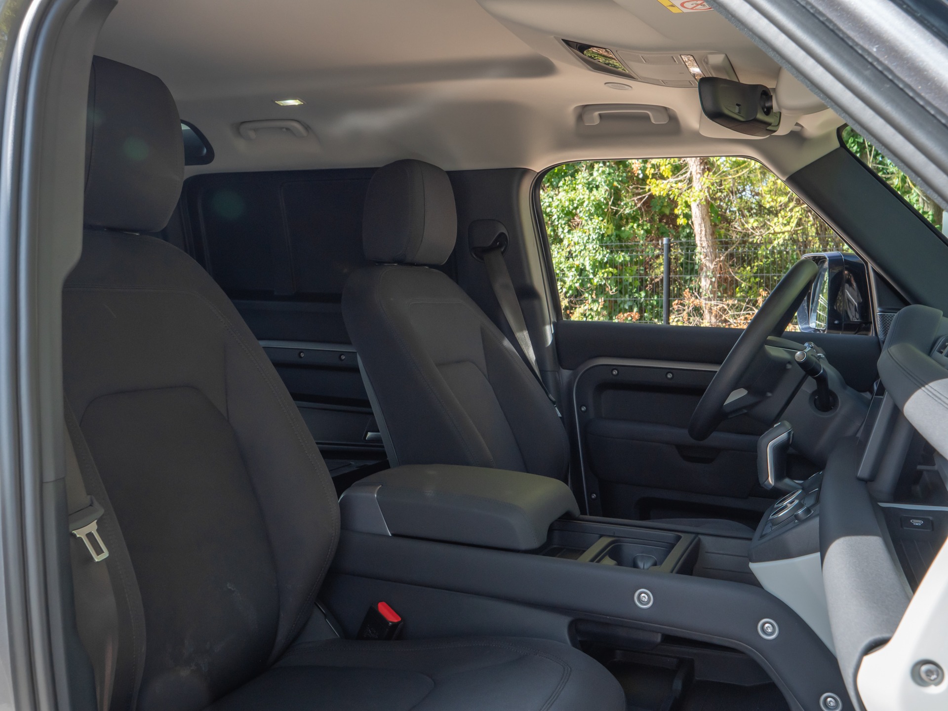 Sièges – LAND ROVER – Defender 110 D250 – 2023 – Eiger Grey – 42 900 km – 250 ch – 6 cylindres en ligne  – Transmission : Automatique – Origine France – Privaty Cars – Vente de supercars d’occasion proche de Nantes