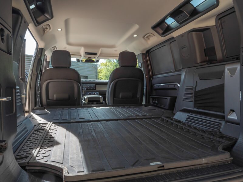 Tableau de bord – LAND ROVER – Defender 110 D250 – 2023 – Eiger Grey – 42 900 km – 250 ch – 6 cylindres en ligne  – Transmission : Automatique – Origine France – Privaty Cars – Reprise de voitures de sport et collection proche de Nantes