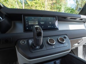 Tableau de bord – LAND ROVER – Defender 110 D250 – 2023 – Eiger Grey – 42 900 km – 250 ch – 6 cylindres en ligne  – Transmission : Automatique – Origine France – Privaty Cars – Spécialiste des voitures de sport d’occasion en Charente-Maritime