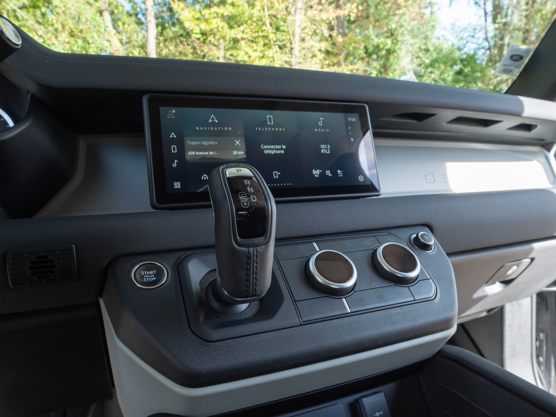 Tableau de bord – LAND ROVER – Defender 110 D250 – 2023 – Eiger Grey – 42 900 km – 250 ch – 6 cylindres en ligne  – Transmission : Automatique – Origine France – Privaty Cars – Spécialiste des voitures de sport d’occasion en Charente-Maritime