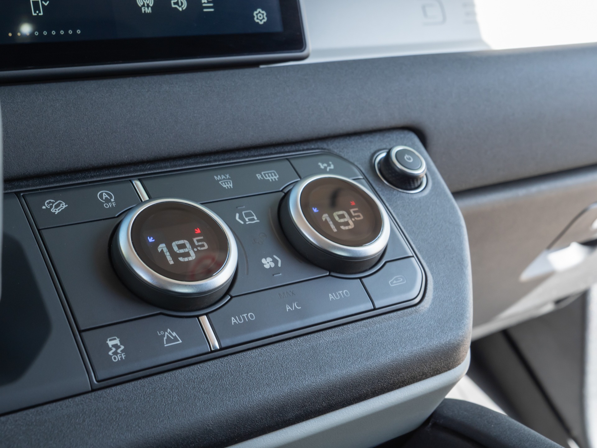 Tableau de bord – LAND ROVER – Defender 110 D250 – 2023 – Eiger Grey – 42 900 km – 250 ch – 6 cylindres en ligne  – Transmission : Automatique – Origine France – Privaty Cars – Importation de véhicules de prestige et sportifs proche de Nantes