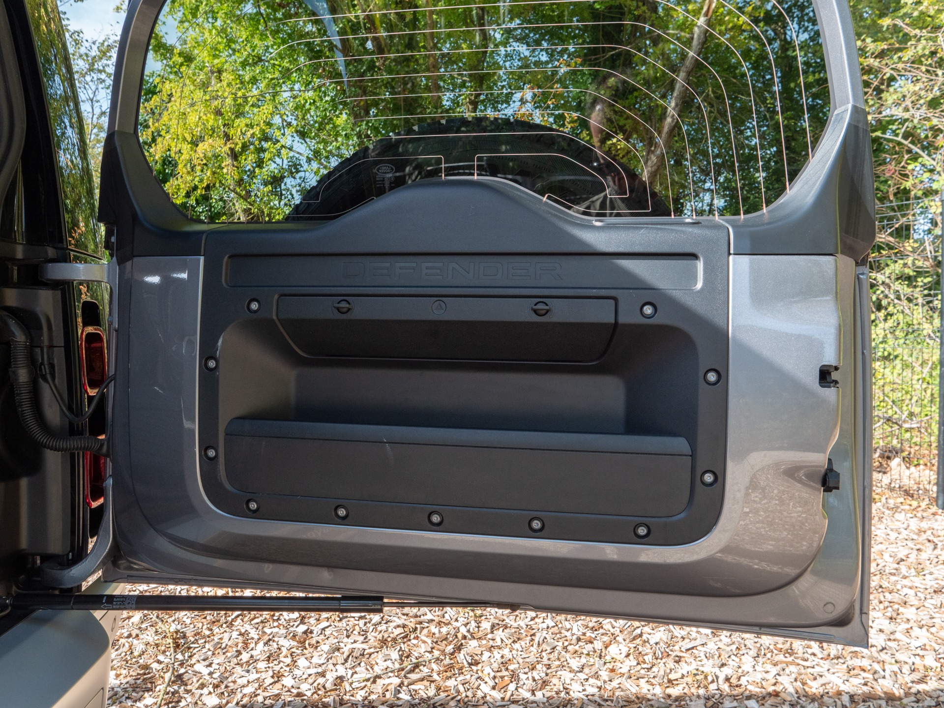 Tableau de bord – LAND ROVER – Defender 110 D250 – 2023 – Eiger Grey – 42 900 km – 250 ch – 6 cylindres en ligne  – Transmission : Automatique – Origine France – Privaty Cars – Véhicules de sport et de luxe d’occasion proche de Nantes