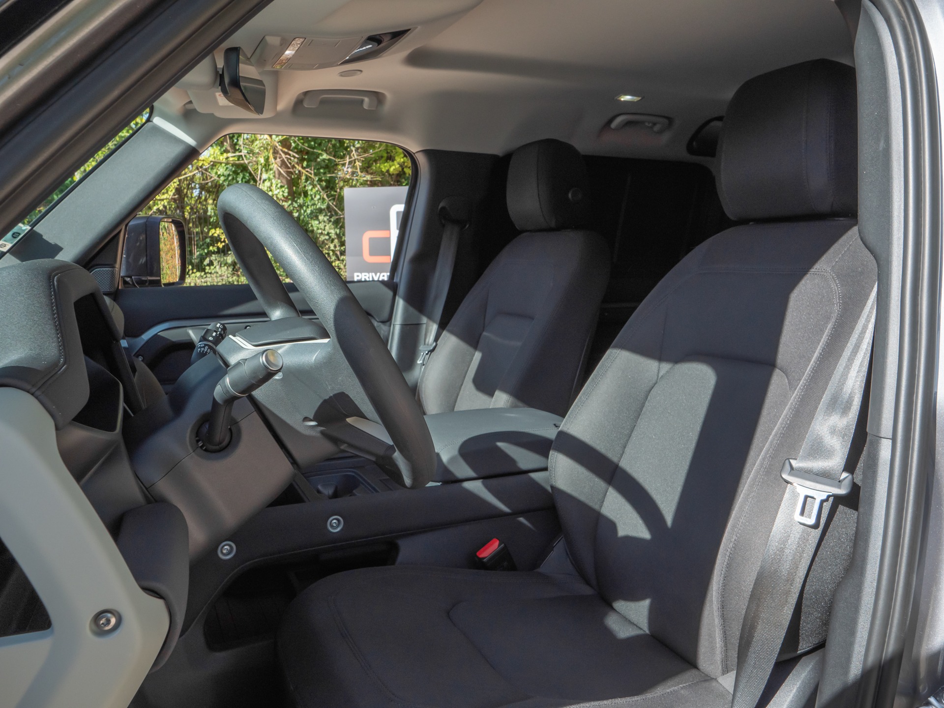 Tableau de bord – LAND ROVER – Defender 110 D250 – 2023 – Eiger Grey – 42 900 km – 250 ch – 6 cylindres en ligne  – Transmission : Automatique – Origine France – Privaty Cars – Importation de véhicules de prestige et sportifs près de Niort