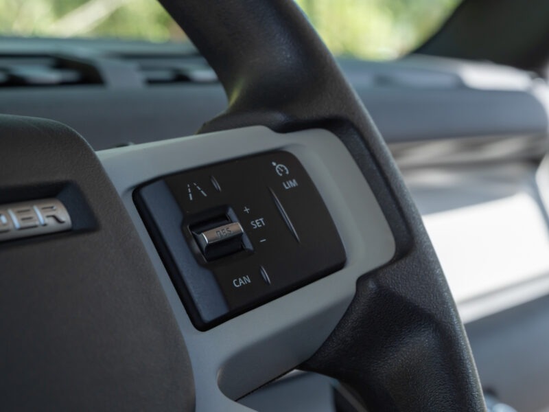 Volant – LAND ROVER – Defender 110 D250 – 2023 – Eiger Grey – 42 900 km – 250 ch – 6 cylindres en ligne  – Transmission : Automatique – Origine France – Privaty Cars – Véhicules de sport et de luxe d’occasion près de Poitiers