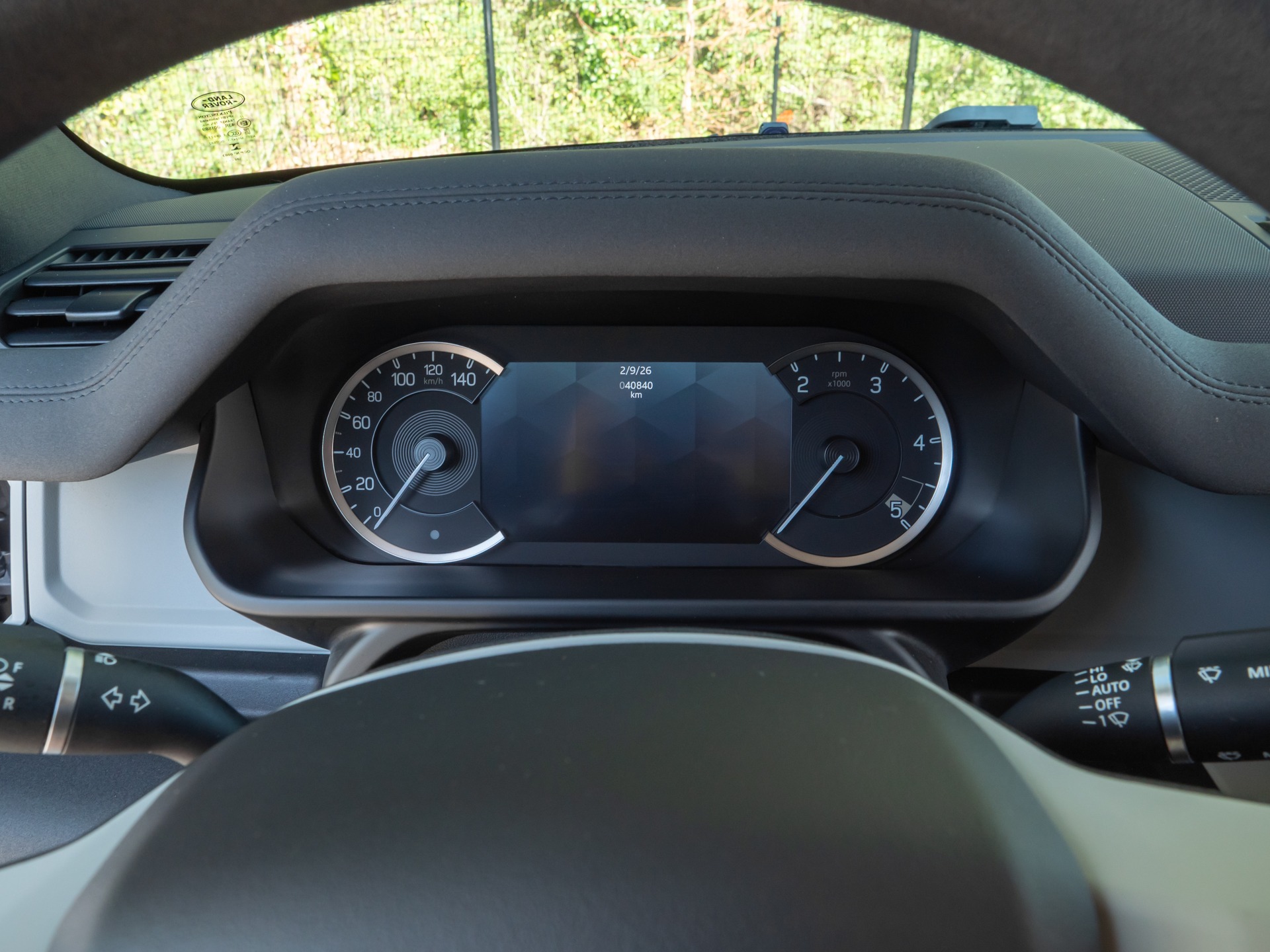 Volant – LAND ROVER – Defender 110 D250 – 2023 – Eiger Grey – 42 900 km – 250 ch – 6 cylindres en ligne  – Transmission : Automatique – Origine France – Privaty Cars – Achat et vente de supercars d’occasion entre Bordeaux et Nantes