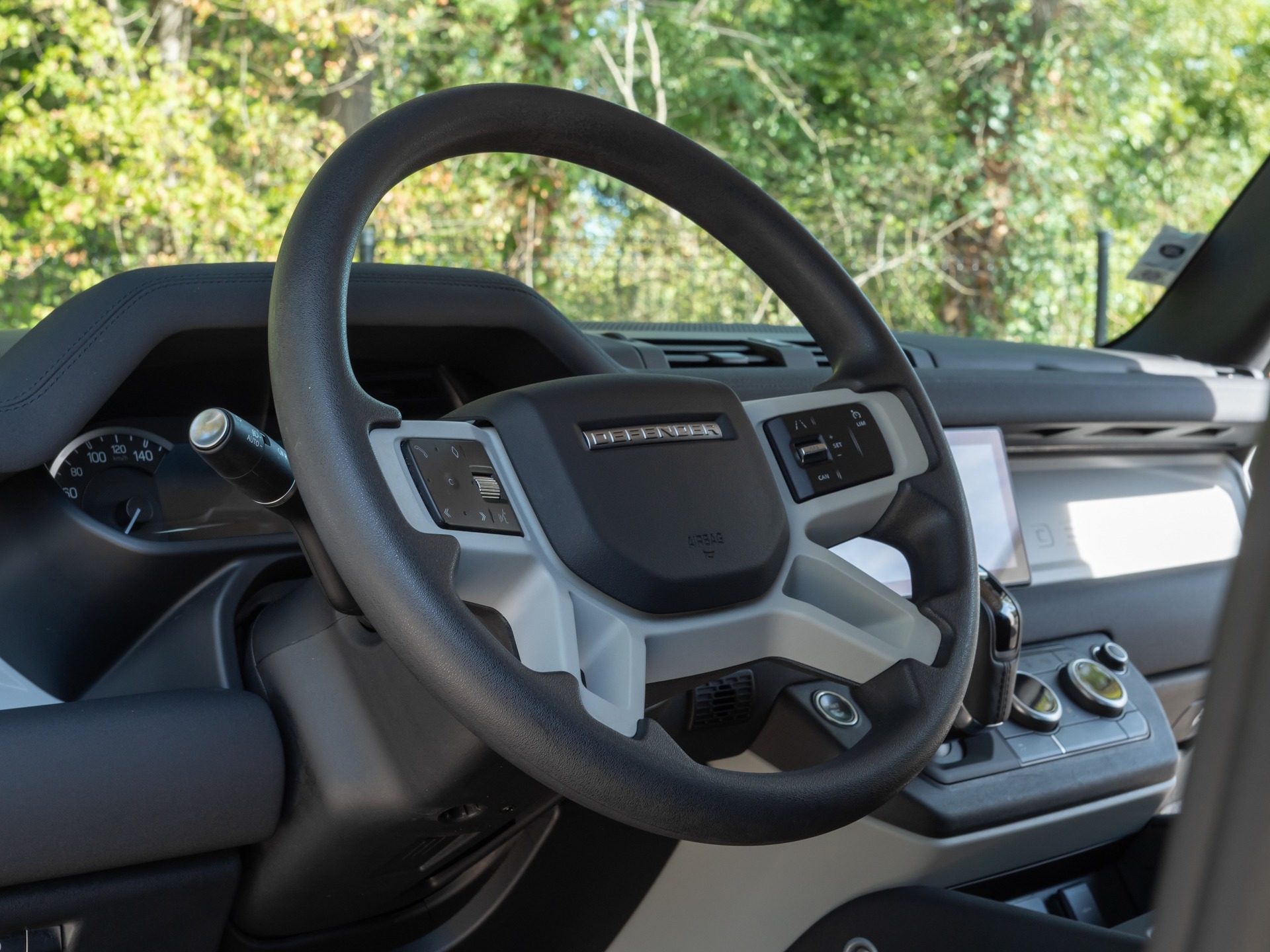Volant – LAND ROVER – Defender 110 D250 – 2023 – Eiger Grey – 42 900 km – 250 ch – 6 cylindres en ligne  – Transmission : Automatique – Origine France – Privaty Cars – Reprise de voitures de sport et collection proche de Bordeaux