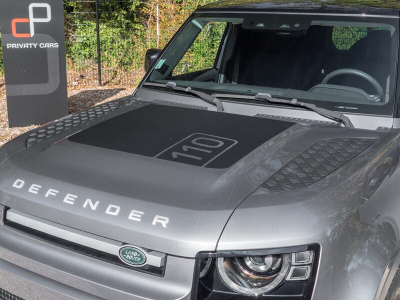 À vendre – LAND ROVER – Defender 110 D250 – 2023 – Eiger Grey – 42 900 km – 250 ch – 6 cylindres en ligne  – Transmission : Automatique – Vue principale – Origine France – Privaty Cars – Rachat cash de voitures de sport d’occasion à 2 heures de Paris en TGV
