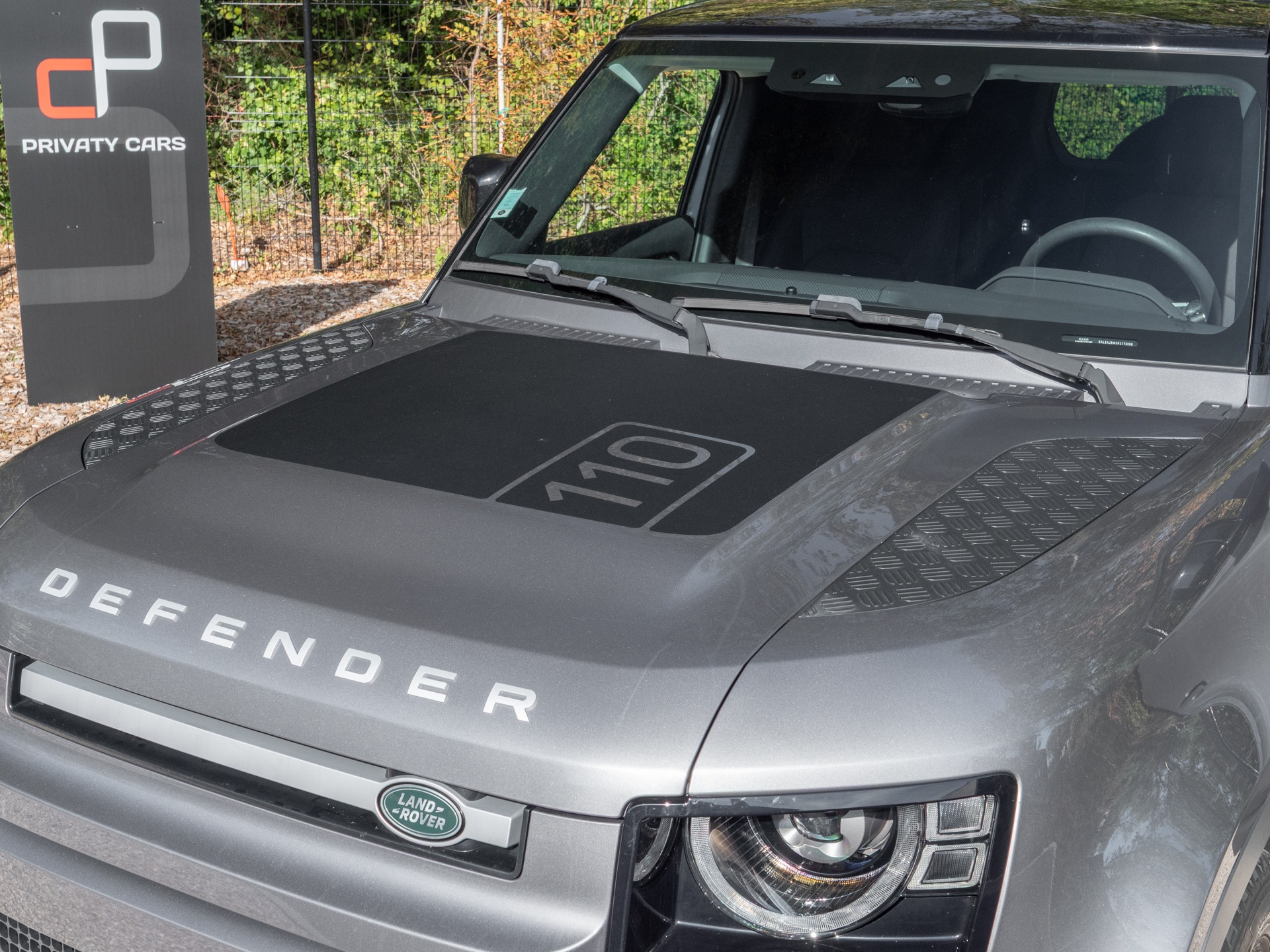 À vendre – LAND ROVER – Defender 110 D250 – 2023 – Eiger Grey – 42 900 km – 250 ch – 6 cylindres en ligne  – Transmission : Automatique – Vue principale – Origine France – Privaty Cars – Rachat cash de voitures de sport d’occasion à 2 heures de Paris en TGV