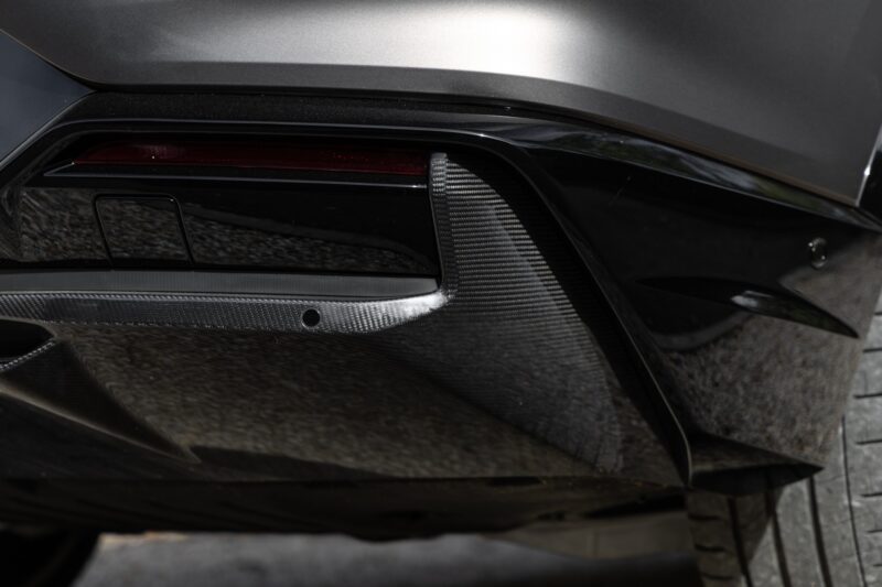 Diffuseur arrière en carbone – LOTUS – ELETRE R – 2021 – Noir Stellar – 11 900 km – 918 ch – Electrique – Transmission : Automatique – Origine France – Privaty Cars – Achat et vente de voitures de luxe d’occasion en Nouvelle-Aquitaine