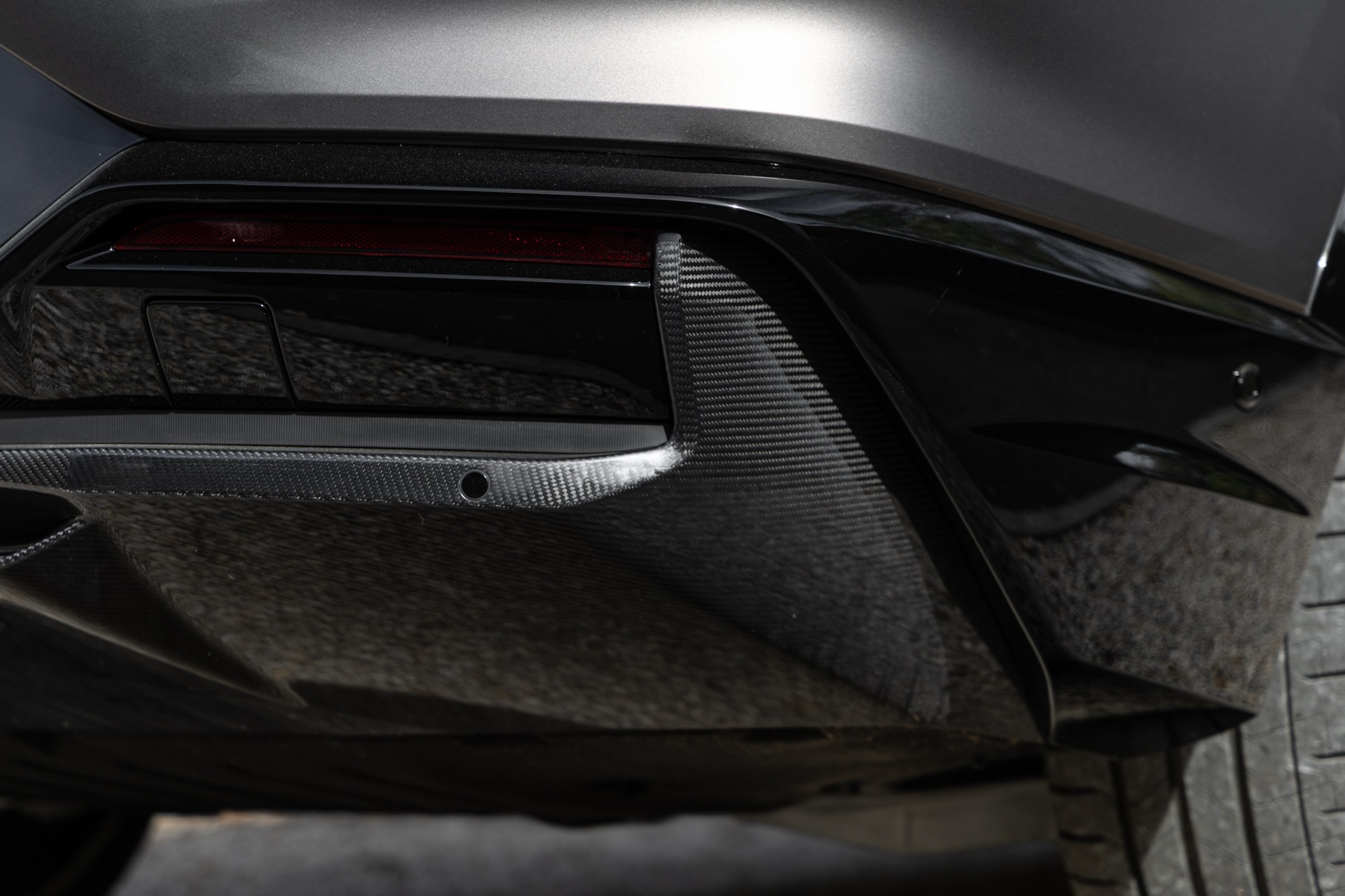 Diffuseur arrière en carbone – LOTUS – ELETRE R – 2021 – Noir Stellar – 11 900 km – 918 ch – Electrique – Transmission : Automatique – Origine France – Privaty Cars – Achat et vente de voitures de luxe d’occasion en Nouvelle-Aquitaine