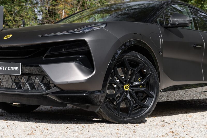 Jante alliage noir à rayons multiples – LOTUS – ELETRE R – 2021 – Noir Stellar – 11 900 km – 918 ch – Electrique – Transmission : Automatique – Origine France – Privaty Cars – Commerce de voitures de sport luxe et premium près de Poitiers