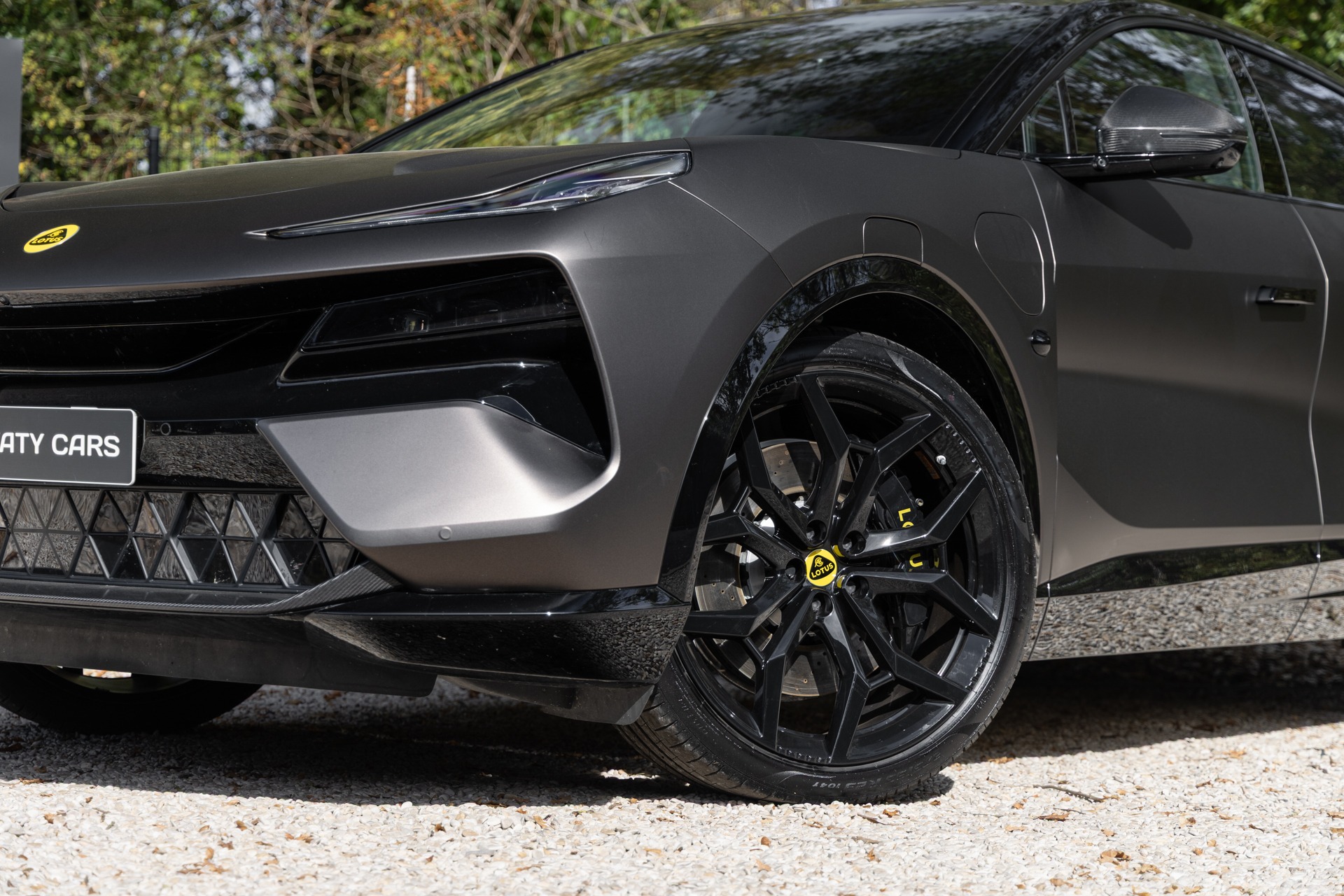 Jante alliage noir à rayons multiples – LOTUS – ELETRE R – 2021 – Noir Stellar – 11 900 km – 918 ch – Electrique – Transmission : Automatique – Origine France – Privaty Cars – Commerce de voitures de sport luxe et premium près de Poitiers