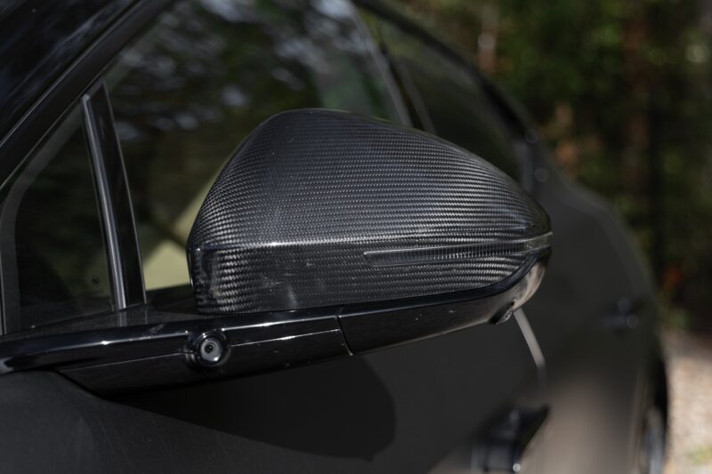 Rétroviseur en carbone – LOTUS – ELETRE R – 2021 – Noir Stellar – 11 900 km – 918 ch – Electrique – Transmission : Automatique – Origine France – Privaty Cars – Achat et vente de voitures de luxe d’occasion près de Poitiers