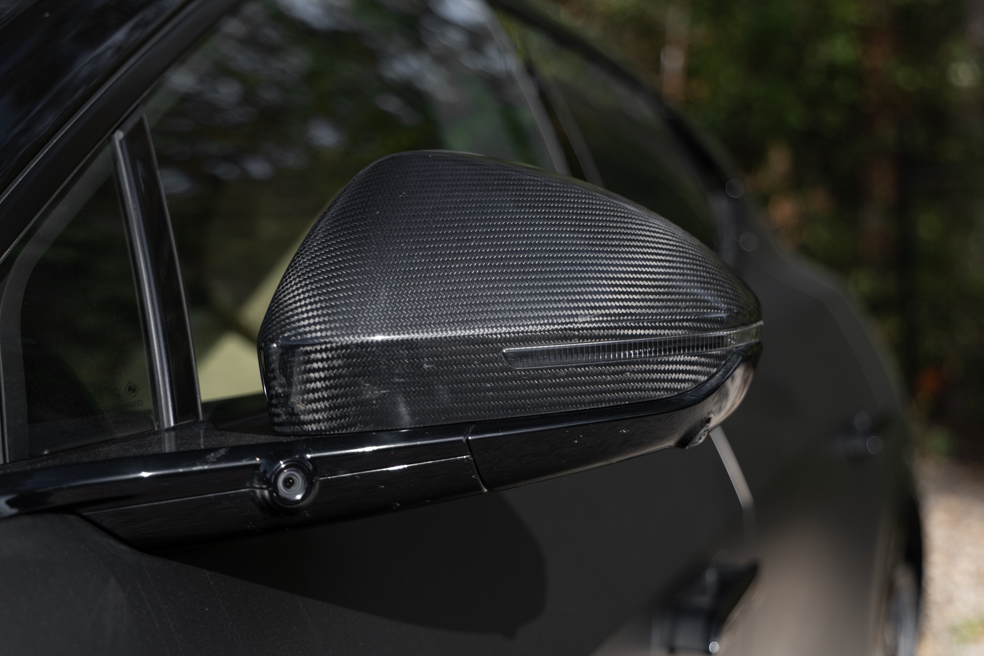 Rétroviseur en carbone – LOTUS – ELETRE R – 2021 – Noir Stellar – 11 900 km – 918 ch – Electrique – Transmission : Automatique – Origine France – Privaty Cars – Achat et vente de voitures de luxe d’occasion près de Poitiers