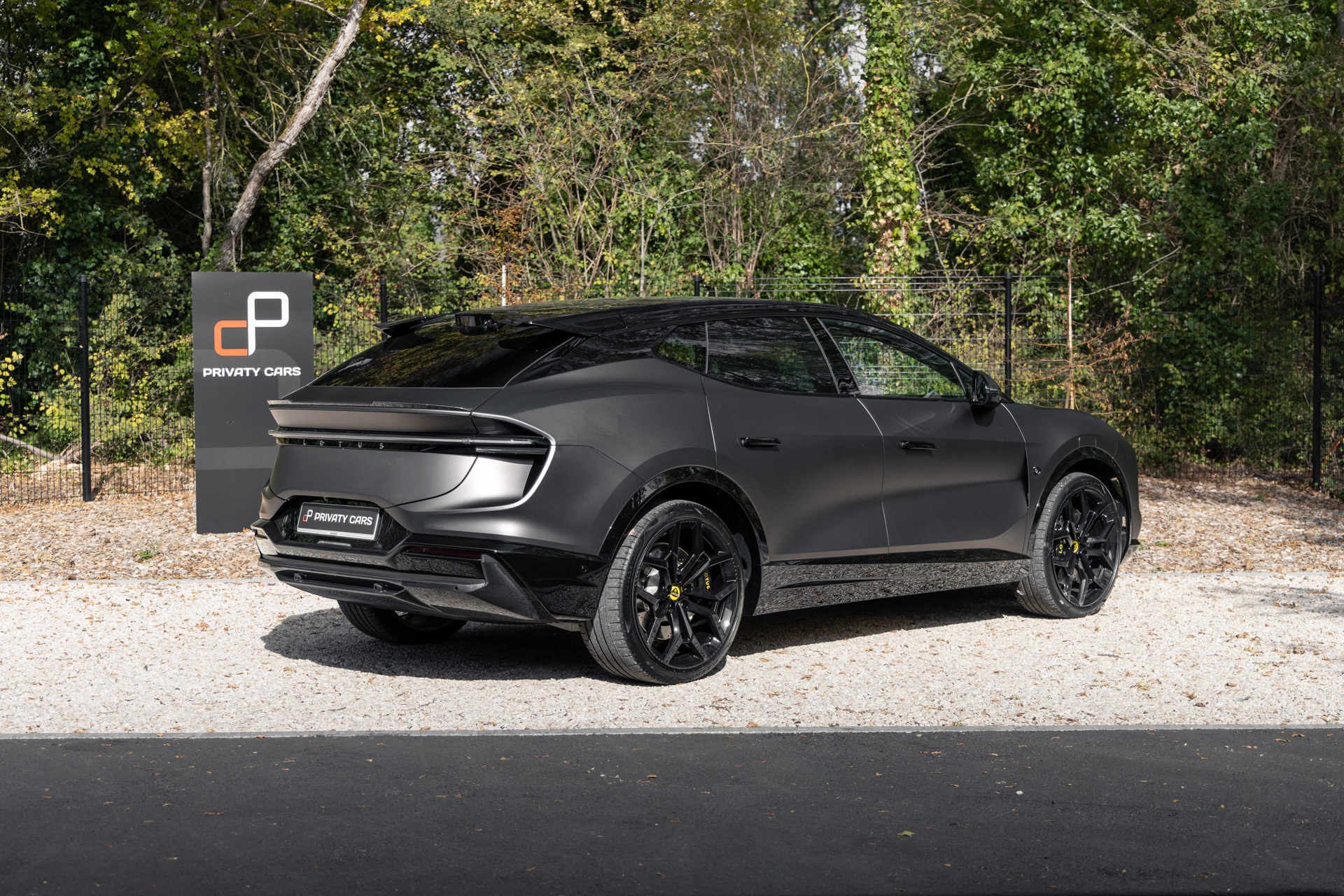 Vue arrière avec diffuseur intégré – LOTUS – ELETRE R – 2021 – Noir Stellar – 11 900 km – 918 ch – Electrique – Transmission : Automatique – Origine France – Privaty Cars – Mandat de vente pour automobiles de luxe près de Poitiers