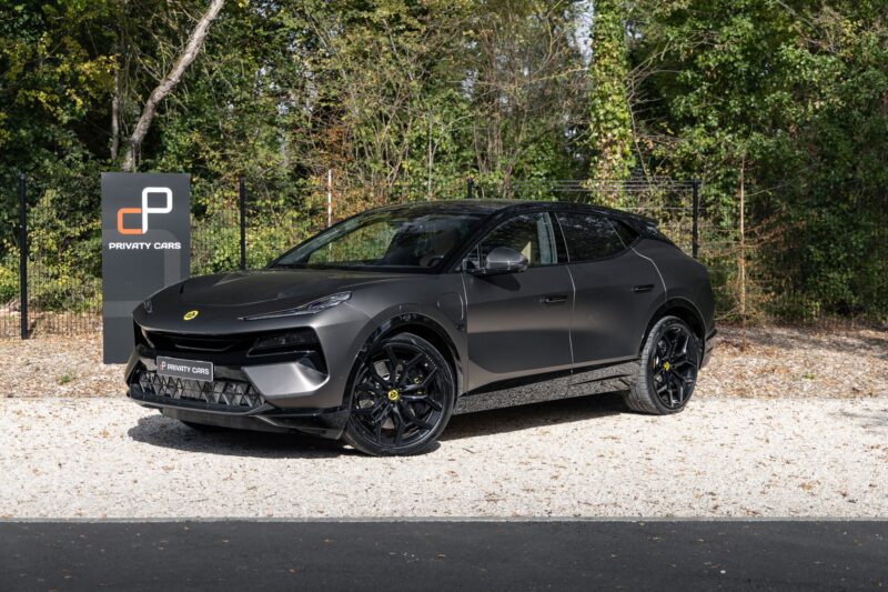 Vue latérale avec jantes noires – LOTUS – ELETRE R – 2021 – Noir Stellar – 11 900 km – 918 ch – Electrique – Transmission : Automatique – Origine France – Privaty Cars – Rachat express de supercars et hypercars entre Bordeaux et Nantes