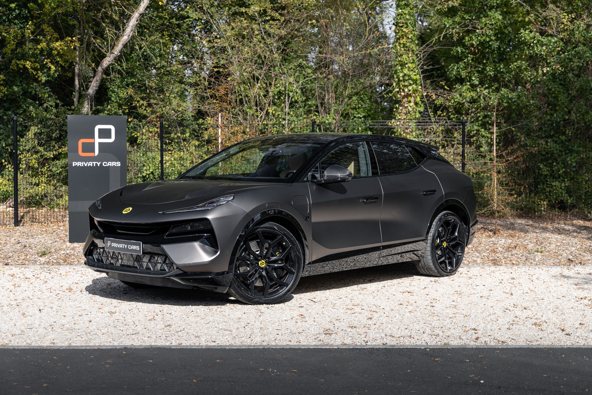 Vue latérale avec jantes noires – LOTUS – ELETRE R – 2021 – Noir Stellar – 11 900 km – 918 ch – Electrique – Transmission : Automatique – Origine France – Privaty Cars – Rachat express de supercars et hypercars entre Bordeaux et Nantes