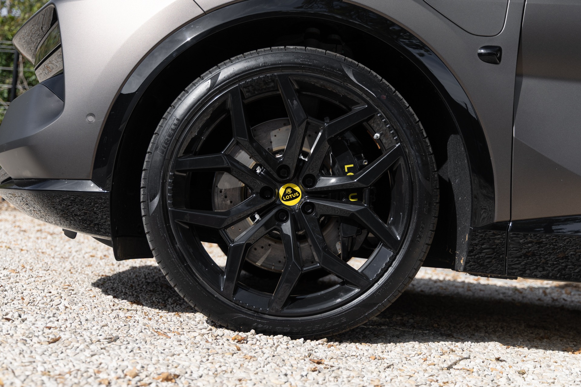 Jantes – LOTUS – ELETRE R – 2021 – Noir Stellar – 11 900 km – 918 ch – Electrique – Transmission : Automatique – Origine France – Privaty Cars – Commerce de voitures de sport luxe et premium dans l’Ouest de la France