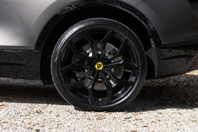 Jantes – LOTUS – ELETRE R – 2021 – Noir Stellar – 11 900 km – 918 ch – Electrique – Transmission : Automatique – Origine France – Privaty Cars – Spécialiste des sportives d’occasion entre Bordeaux et Nantes