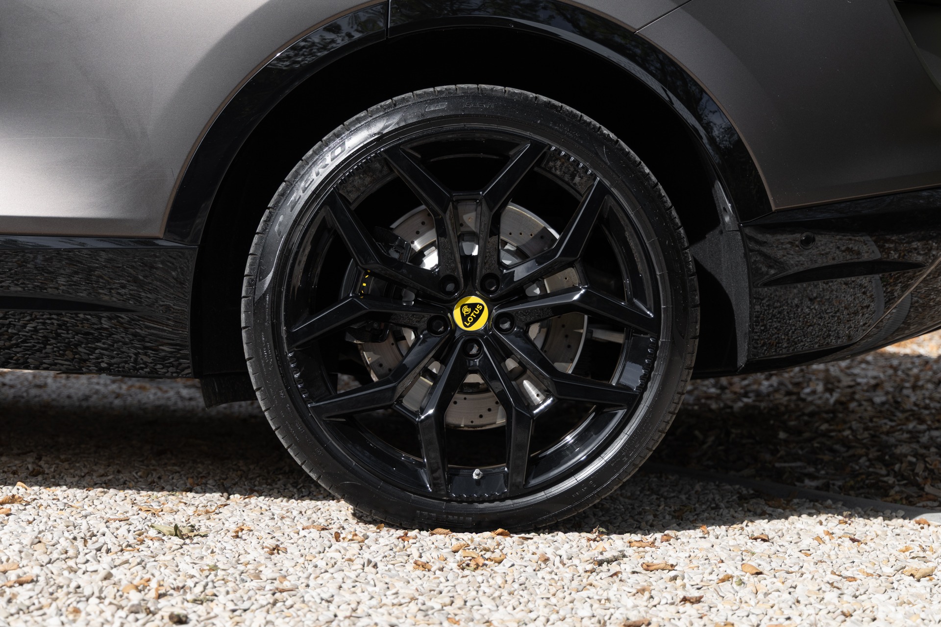 Jantes – LOTUS – ELETRE R – 2021 – Noir Stellar – 11 900 km – 918 ch – Electrique – Transmission : Automatique – Origine France – Privaty Cars – Spécialiste des sportives d’occasion entre Bordeaux et Nantes