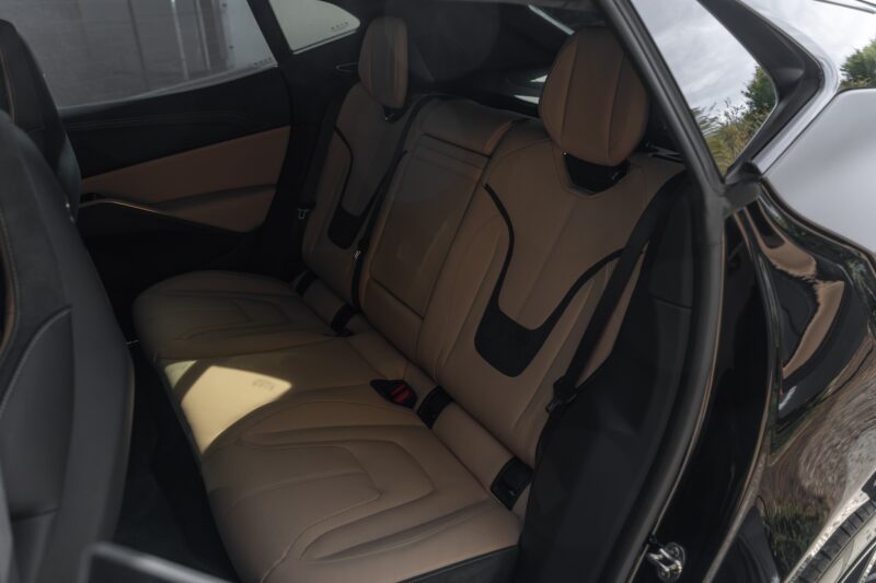Sièges – LOTUS – ELETRE R – 2021 – Noir Stellar – 11 900 km – 918 ch – Electrique – Transmission : Automatique – Origine France – Privaty Cars – Achat et vente de voitures de luxe d’occasion à La Rochelle