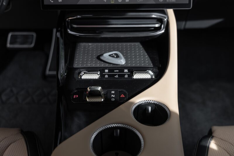 Console centrale avec commandes de conduite – LOTUS – ELETRE R – 2021 – Noir Stellar – 11 900 km – 918 ch – Electrique – Transmission : Automatique – Origine France – Privaty Cars – Achat et vente de supercars d’occasion en Nouvelle-Aquitaine