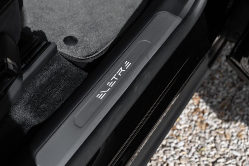 Seuil de porte avec inscription – LOTUS – ELETRE R – 2021 – Noir Stellar – 11 900 km – 918 ch – Electrique – Transmission : Automatique – Origine France – Privaty Cars – Vente de voitures de prestige d’occasion à La Rochelle