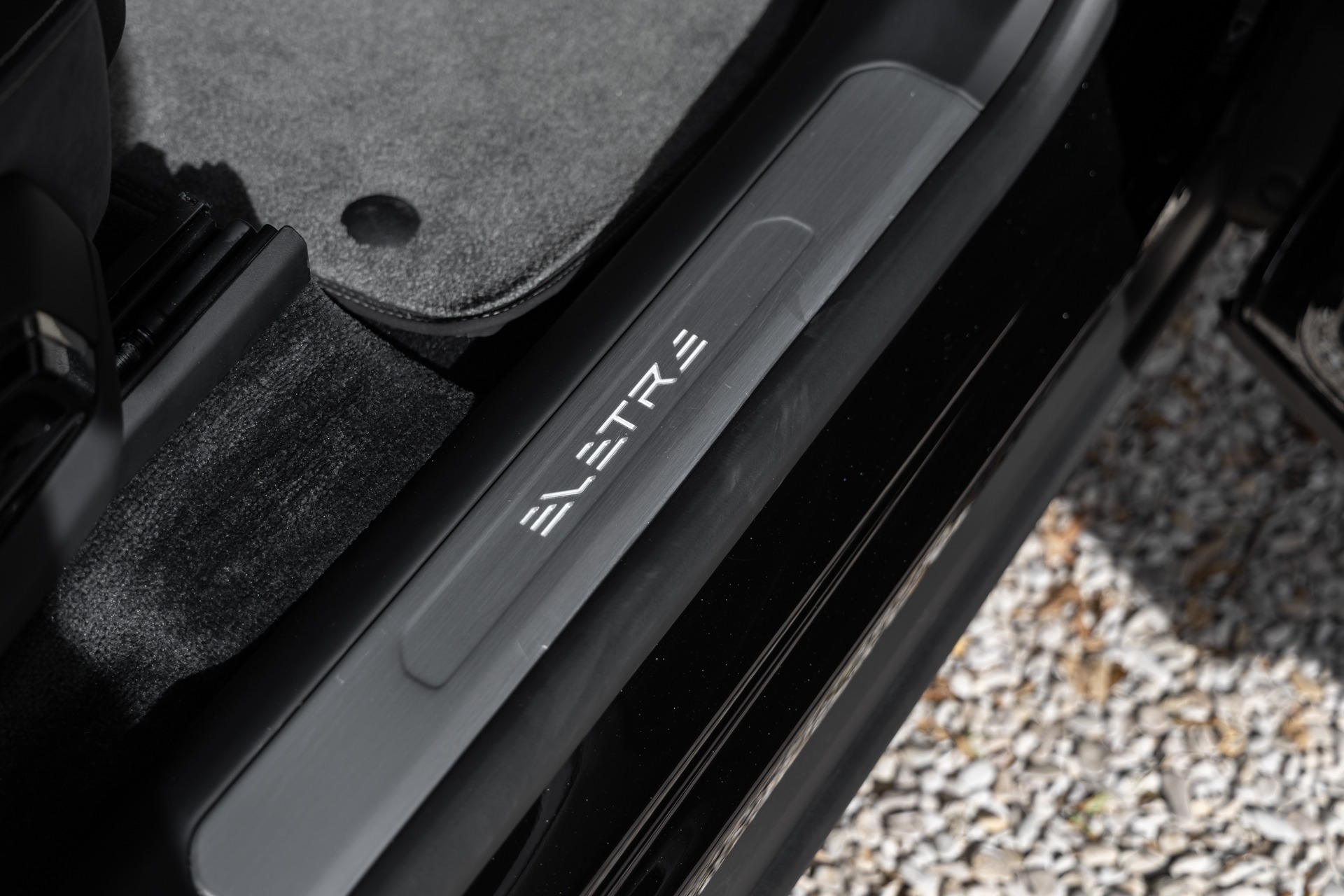 Seuil de porte avec inscription – LOTUS – ELETRE R – 2021 – Noir Stellar – 11 900 km – 918 ch – Electrique – Transmission : Automatique – Origine France – Privaty Cars – Vente de voitures de prestige d’occasion à La Rochelle