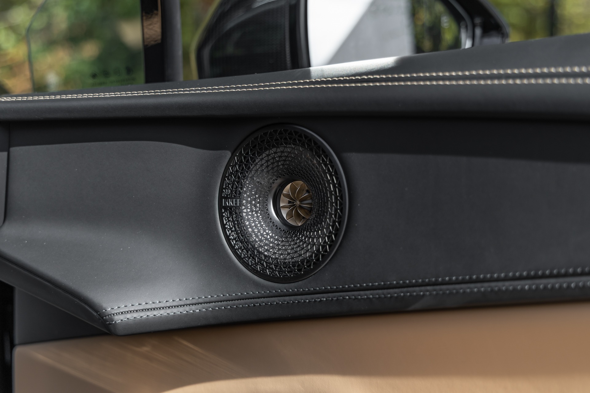 Haut-parleur intégré dans la portière – LOTUS – ELETRE R – 2021 – Noir Stellar – 11 900 km – 918 ch – Electrique – Transmission : Automatique – Origine France – Privaty Cars – Sélection de véhicules LOTUS disponibles proche de Bordeaux