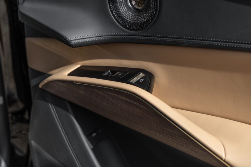 Panneau de porte avec inserts en bois – LOTUS – ELETRE R – 2021 – Noir Stellar – 11 900 km – 918 ch – Electrique – Transmission : Automatique – Origine France – Privaty Cars – Spécialiste LOTUS d’occasion en Charente-Maritime