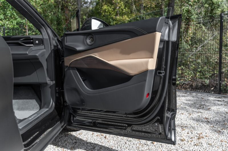 Panneau de porte avec inserts en bois – LOTUS – ELETRE R – 2021 – Noir Stellar – 11 900 km – 918 ch – Electrique – Transmission : Automatique – Origine France – Privaty Cars – Expertise et vente de modèles Super Sport entre Bordeaux et Nantes