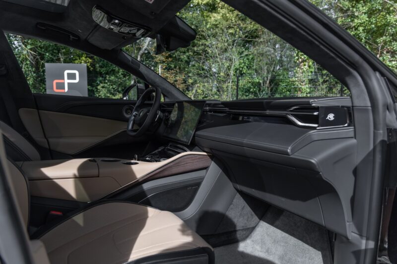 Tableau de bord – LOTUS – ELETRE R – 2021 – Noir Stellar – 11 900 km – 918 ch – Electrique – Transmission : Automatique – Origine France – Privaty Cars – Reprise cash de voitures de luxe sans obligation d’achat à La Rochelle