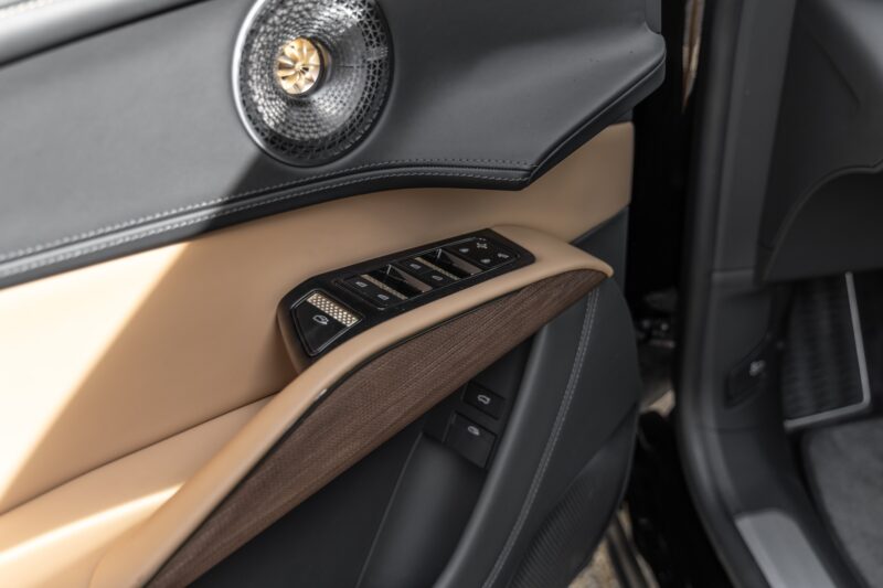 Tableau de bord – LOTUS – ELETRE R – 2021 – Noir Stellar – 11 900 km – 918 ch – Electrique – Transmission : Automatique – Origine France – Privaty Cars – Spécialiste des supercars d’occasion proche de Nantes
