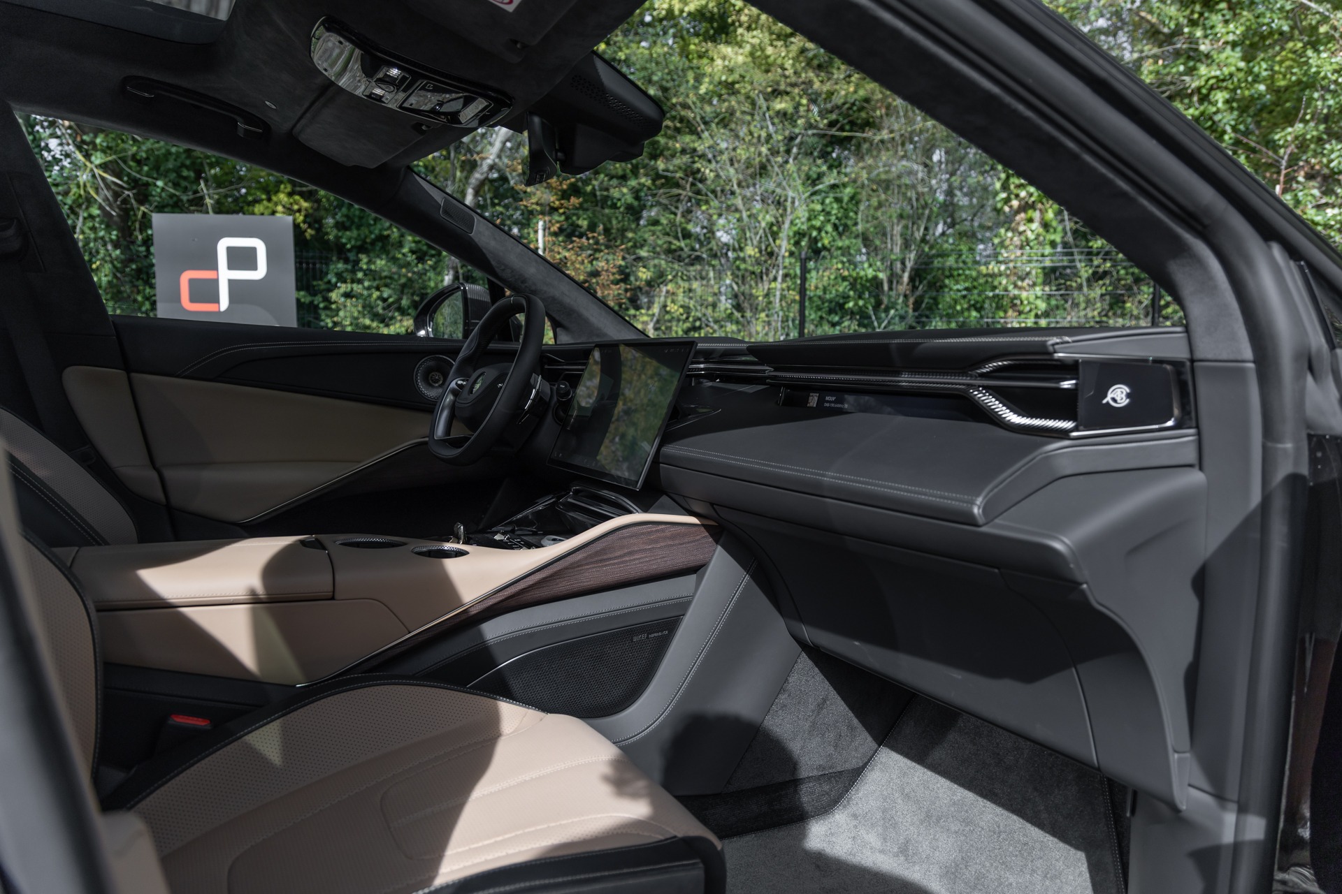 Tableau de bord – LOTUS – ELETRE R – 2021 – Noir Stellar – 11 900 km – 918 ch – Electrique – Transmission : Automatique – Origine France – Privaty Cars – Reprise cash de voitures de luxe sans obligation d’achat à La Rochelle