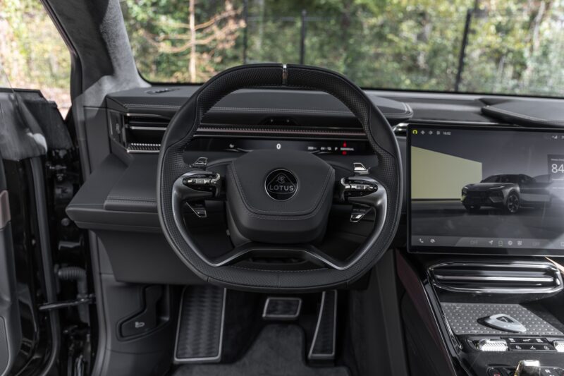 Volant – LOTUS – ELETRE R – 2021 – Noir Stellar – 11 900 km – 918 ch – Electrique – Transmission : Automatique – Origine France – Privaty Cars – Spécialiste des voitures de luxe d’occasion proche de Nantes