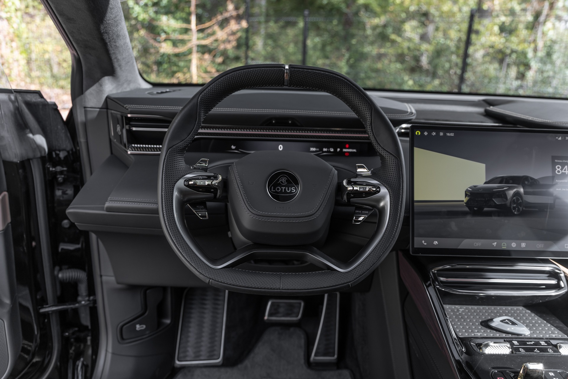 Volant – LOTUS – ELETRE R – 2021 – Noir Stellar – 11 900 km – 918 ch – Electrique – Transmission : Automatique – Origine France – Privaty Cars – Spécialiste des voitures de luxe d’occasion proche de Nantes