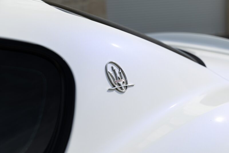 Carrosserie – MASERATI – GranTurismo MC Stradale – 2018 – Bianco Fuji – 35 900 km – 460 ch – V8 Atmo – Transmission : Sequentielle – Origine France – Privaty Cars – Dépôt-vente sécurisé de véhicules de prestige près de Niort