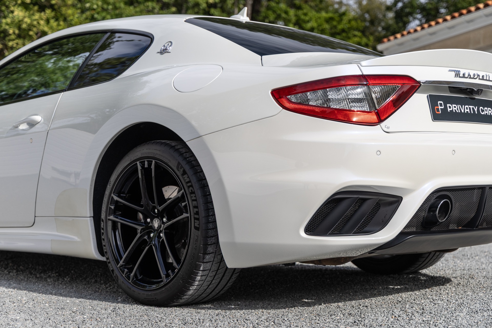 Jante alliage noir brillant – MASERATI – GranTurismo MC Stradale – 2018 – Bianco Fuji – 35 900 km – 460 ch – V8 Atmo – Transmission : Sequentielle – Origine France – Privaty Cars – Achat et vente de supercars d’occasion proche de Bordeaux