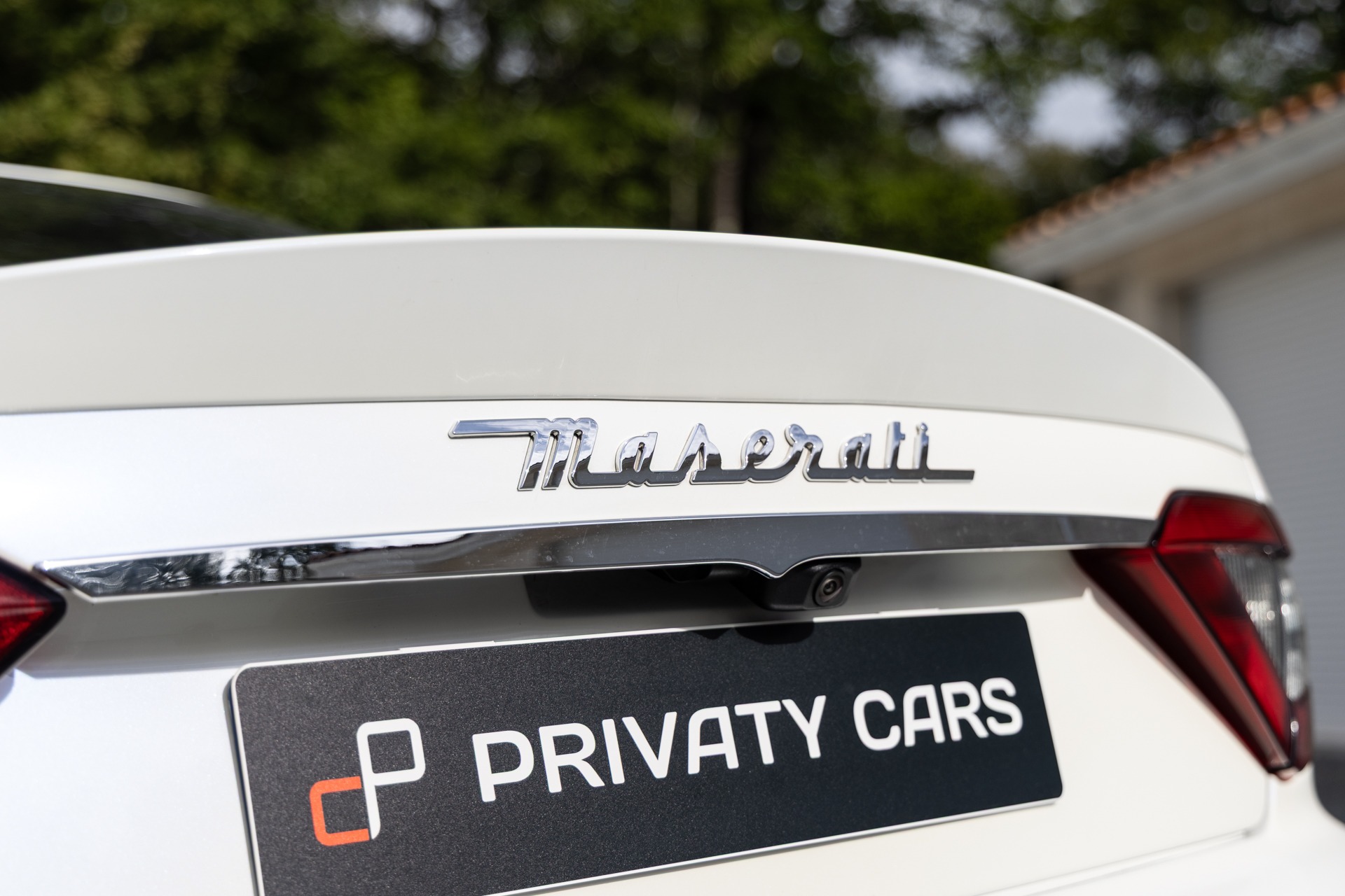 Logo sur le hayon arrière – MASERATI – GranTurismo MC Stradale – 2018 – Bianco Fuji – 35 900 km – 460 ch – V8 Atmo – Transmission : Sequentielle – Origine France – Privaty Cars – Achat et vente de supercars d’occasion à La Rochelle