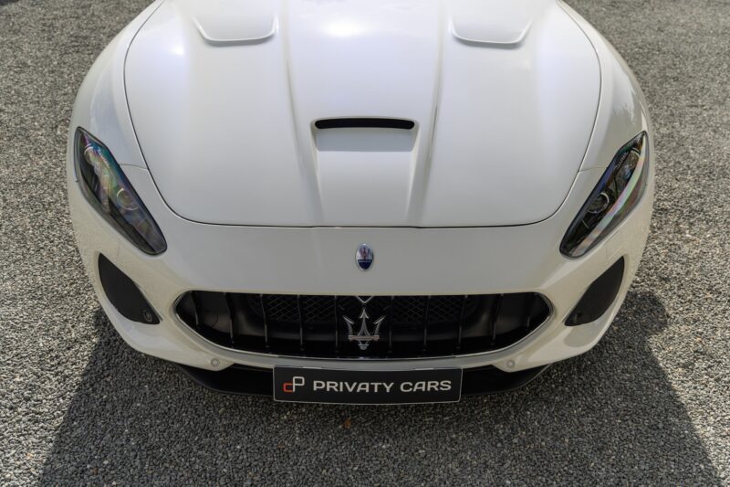 Calandre avec logo distinctif – MASERATI – GranTurismo MC Stradale – 2018 – Bianco Fuji – 35 900 km – 460 ch – V8 Atmo – Transmission : Sequentielle – Origine France – Privaty Cars – Vente de véhicules d’investissement et de collection à La Rochelle