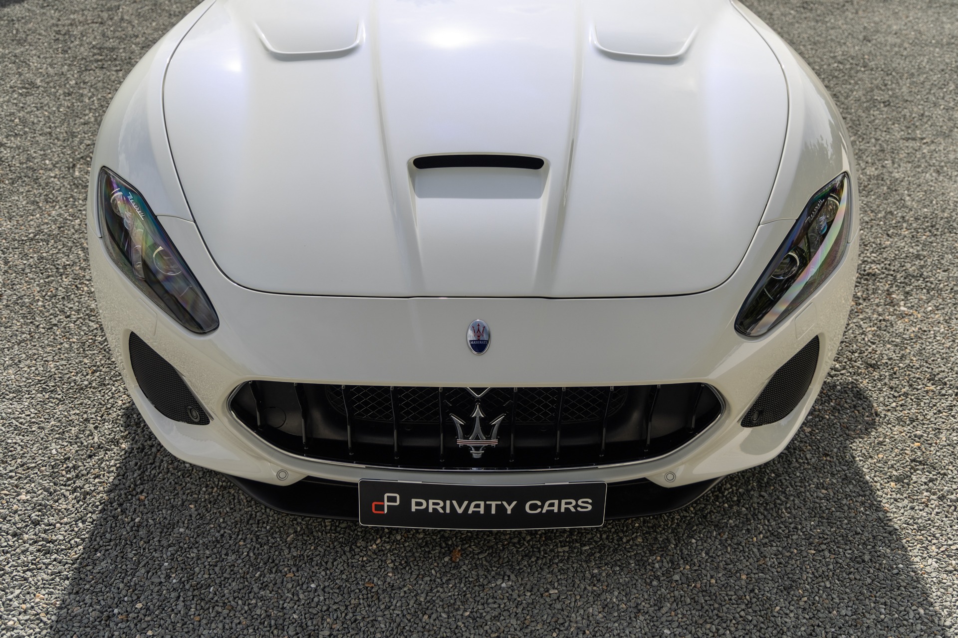 Calandre avec logo distinctif – MASERATI – GranTurismo MC Stradale – 2018 – Bianco Fuji – 35 900 km – 460 ch – V8 Atmo – Transmission : Sequentielle – Origine France – Privaty Cars – Vente de véhicules d’investissement et de collection à La Rochelle